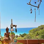 The Fabric Lounge فندق فاراليا